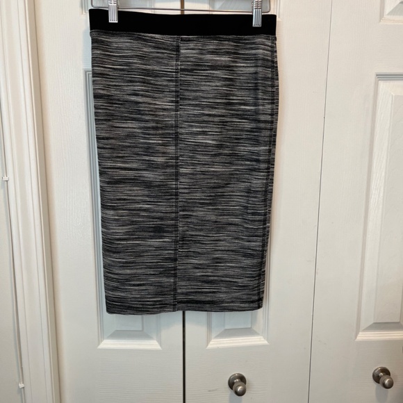 Trina Turk size S pull-up skirt - Picture 6 of 9